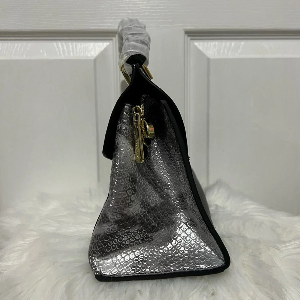 💗 *NEW* Elegant‎ Silver Crocodile Pattern Handbag